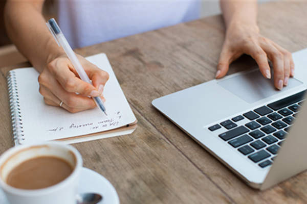 对笔记本电脑的女人列了清单。