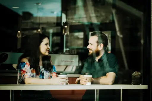 情侣在咖啡馆聊天