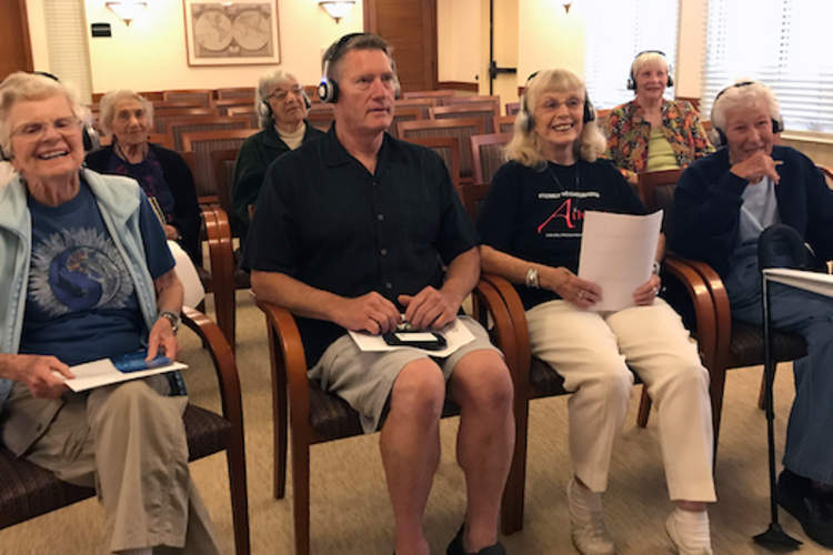 前廊居民使用Eversound系统组设置更好的听力。