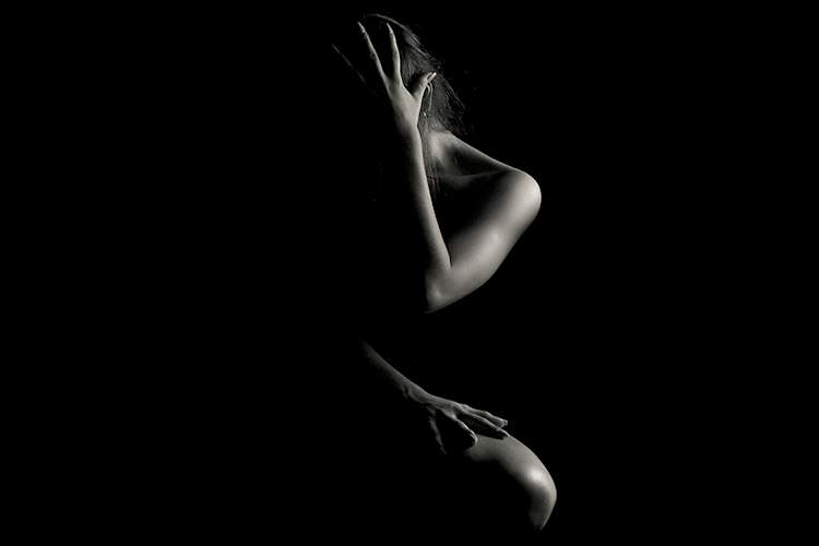 女人躲在她的脸和身体