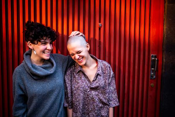 秃头女人和朋友一起笑