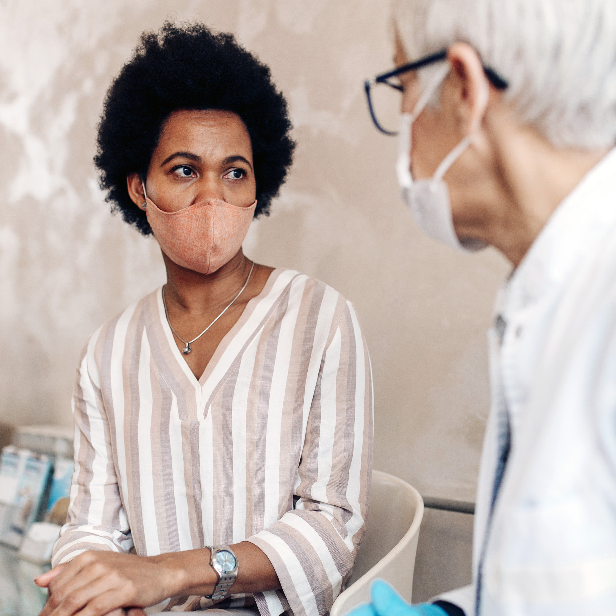 一名妇女在诊所与医生交谈