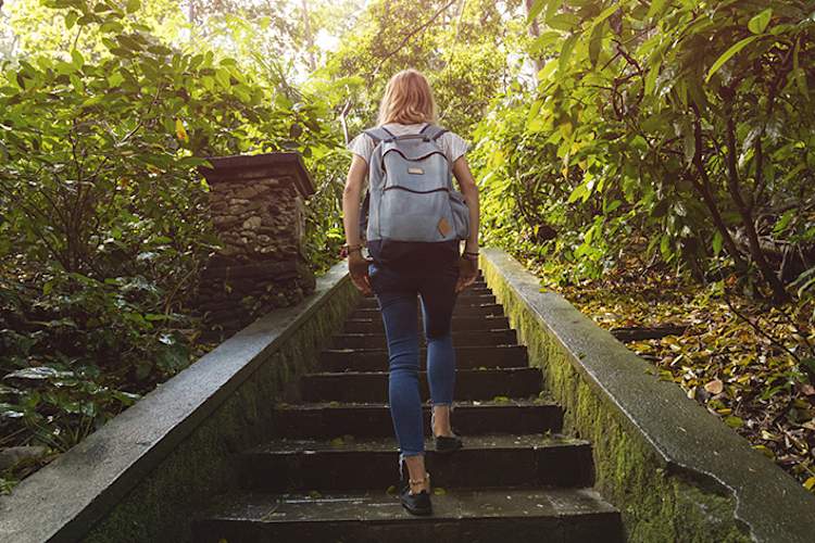 女人走了室外楼梯。