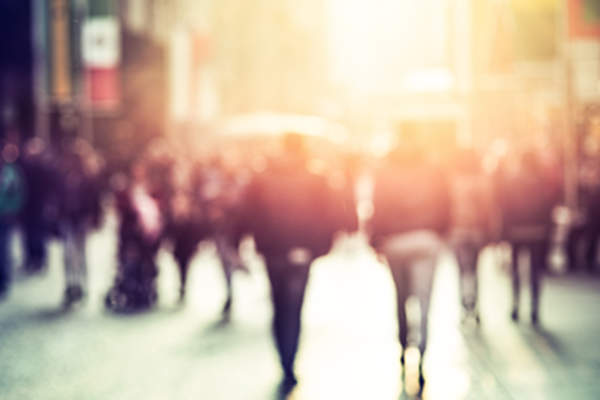 人们走在城市的街道上。