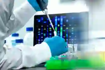 一位科学家用移液管检测DNA样本