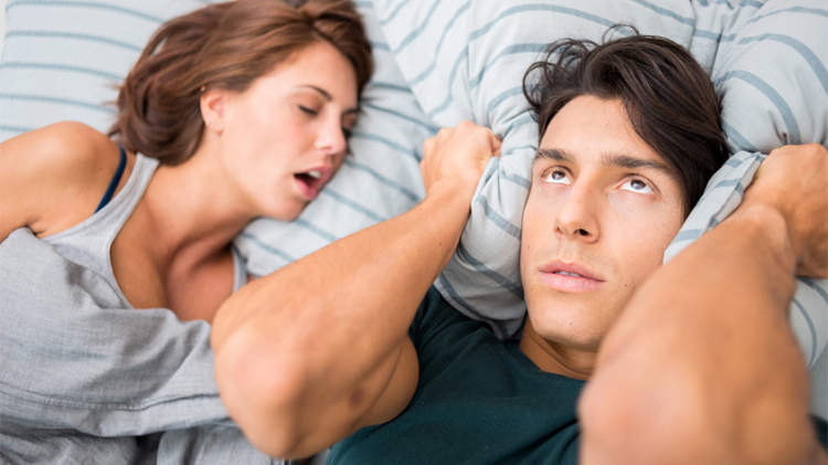 女人打鼾，伴侣无法入睡。