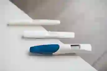 柜台上的三项怀孕测试