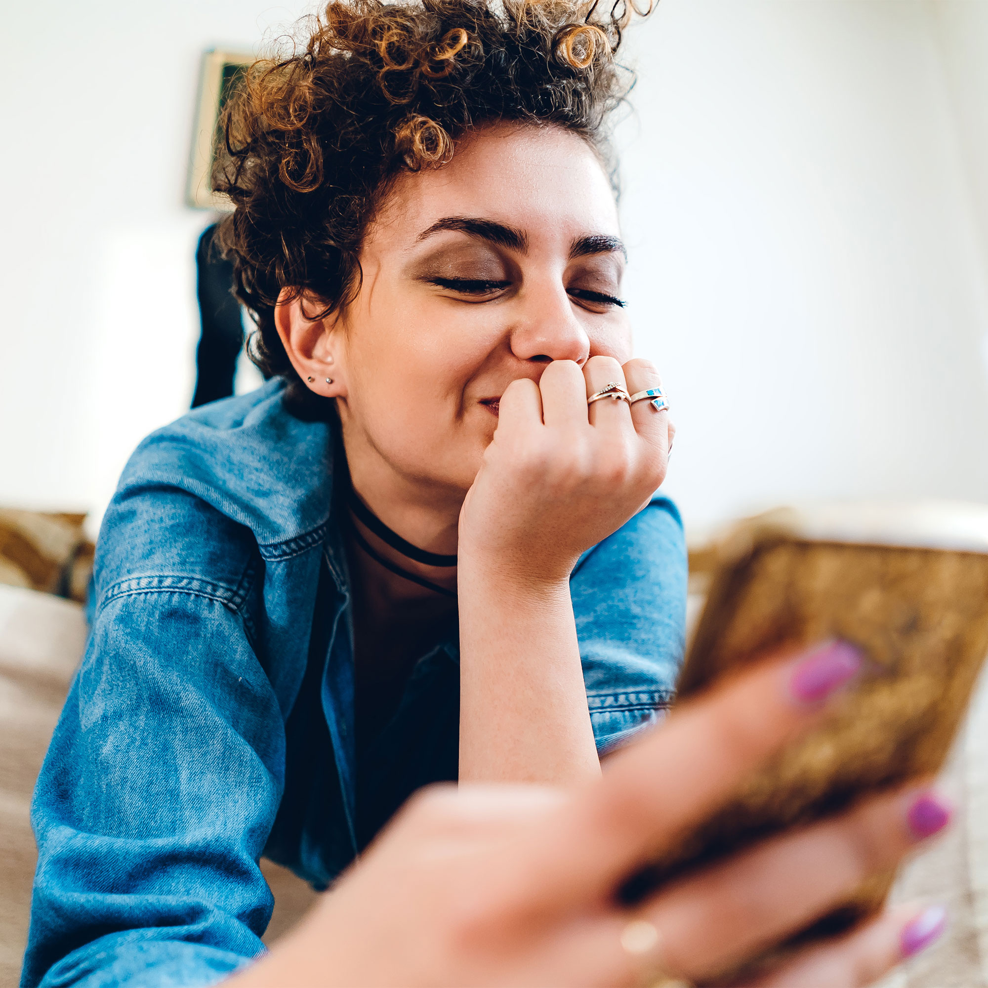 一个女人在家看手机