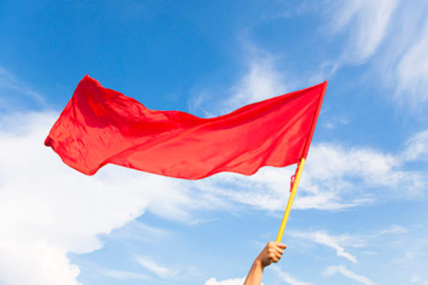 在蓝天上举着红旗。