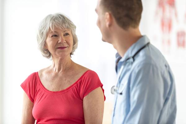 老妇人在医生的预约。