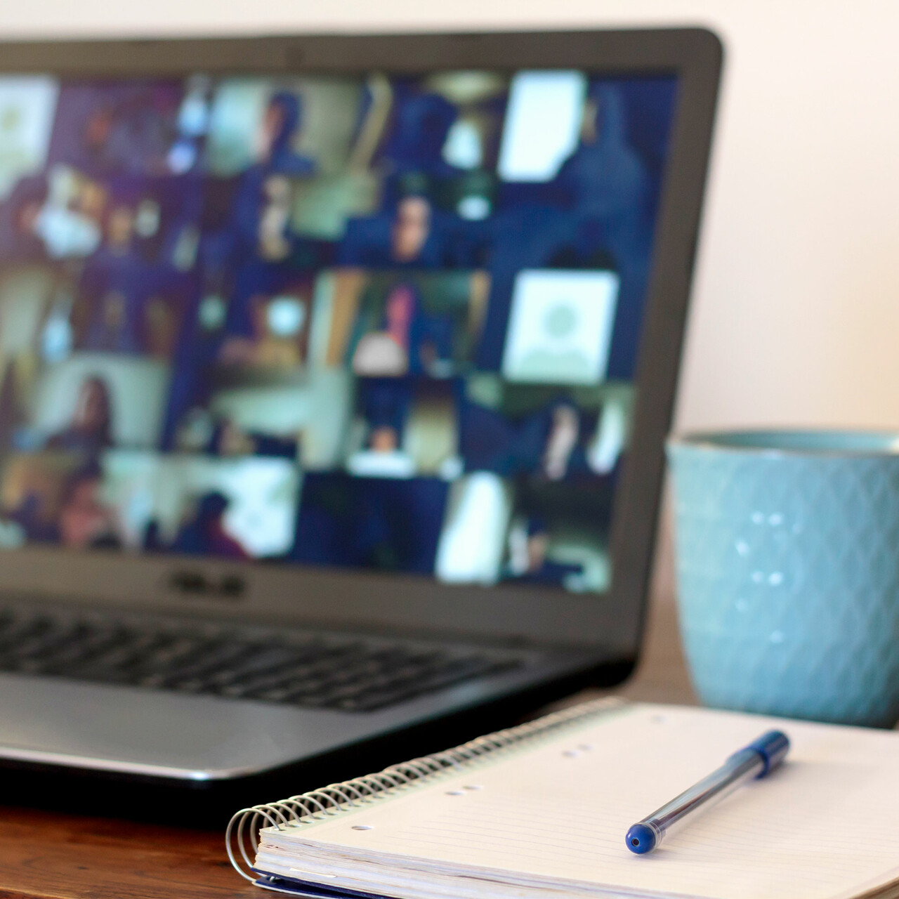 一个视图虚拟会议的一台笔记本电脑