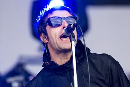 Liam Gallagher'Beady Eye'在2013年6月28日在2013年6月28日在英国格拉斯顿伯里的Varasty Farm的第2节中表演了在2013年Glastonbury节日的第2天。
