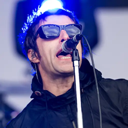 Liam Gallagher'Beady Eye'在2013年6月28日在2013年6月28日在英国格拉斯顿伯里的Varasty Farm的第2节中表演了在2013年Glastonbury节日的第2天。