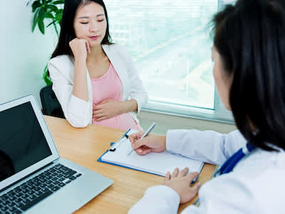 孕妇和她的医生谈话。
