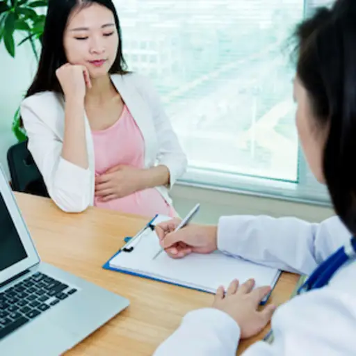 一位孕妇在和她的医生谈话。