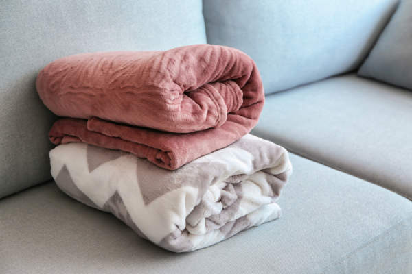 沙发上叠好的毯子
