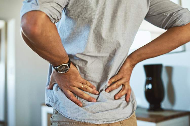 男子拿着疼痛腰部