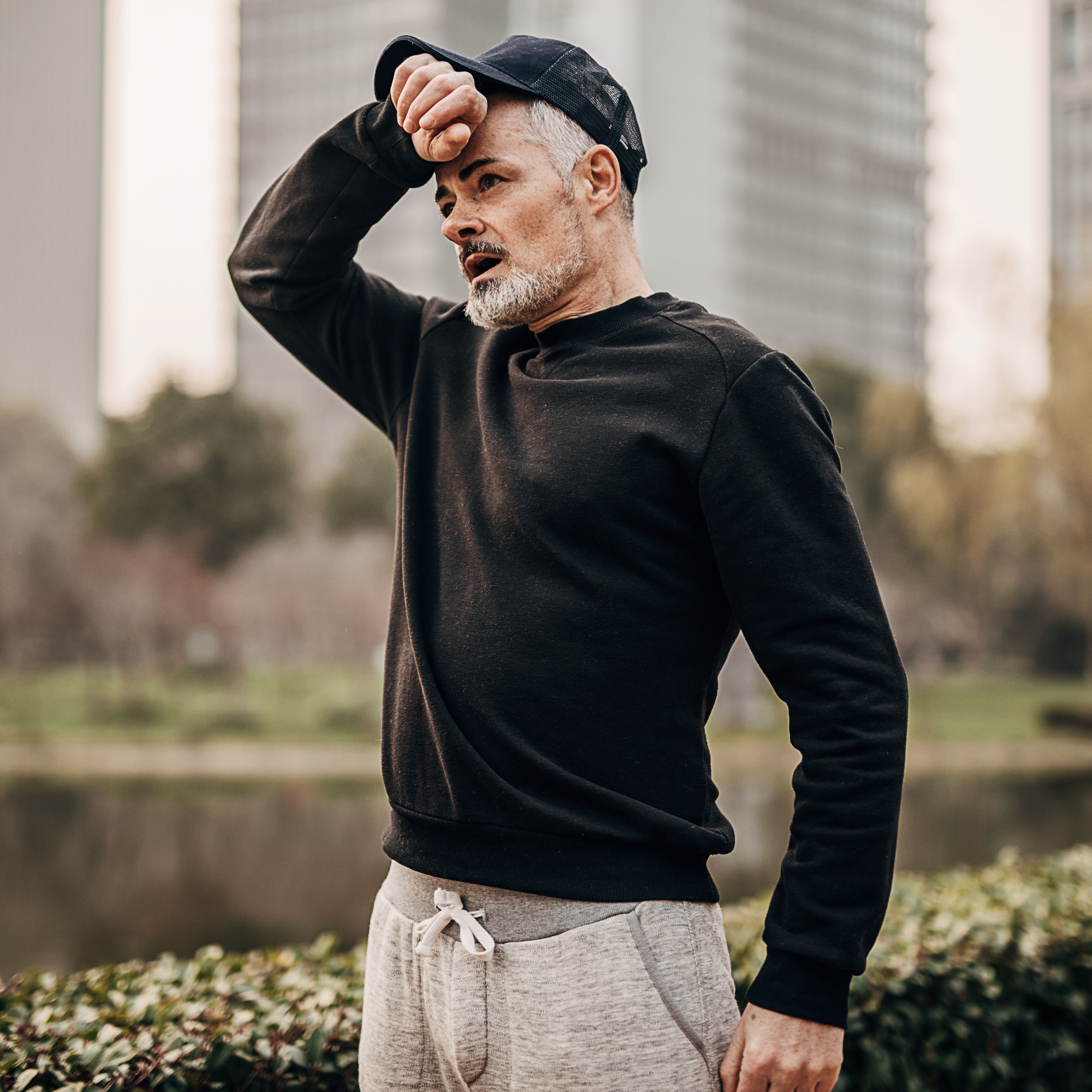 慢跑后疲惫的男人