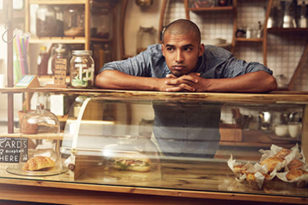 无聊的人在他的面包店工作。