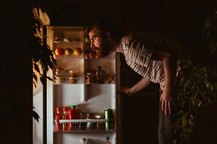 男人深夜吃零食。