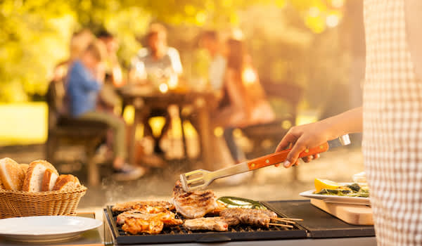 在家庭BBQ烧烤曼宁。