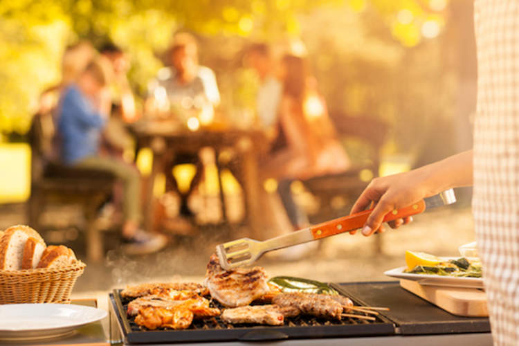 曼宁在家庭BBQ烧烤。