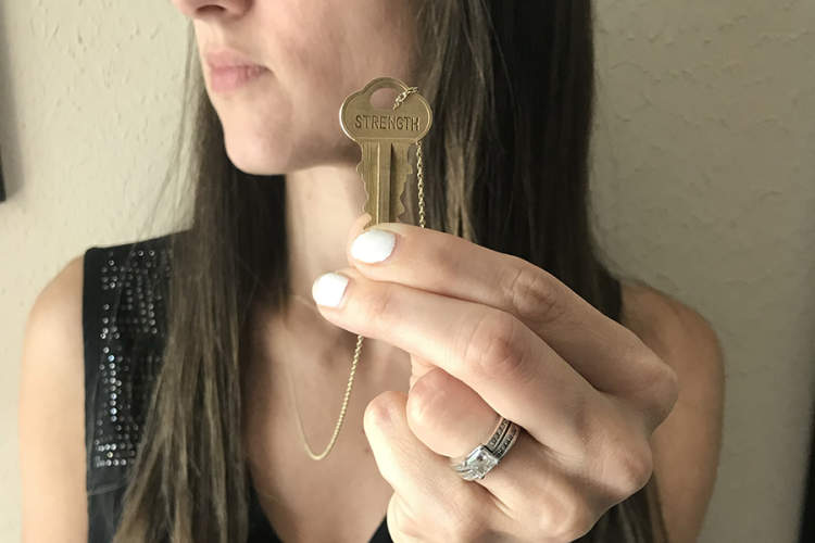 萨布丽娜·斯基尔斯抱着她给予钥匙的项链，上面写着“实力”