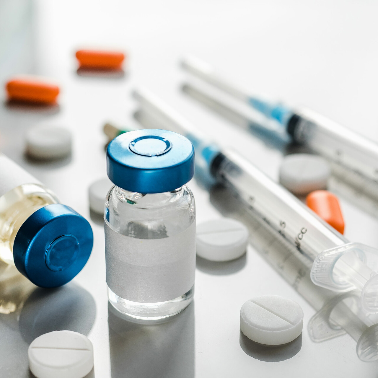 的药品瓶、注射器和药