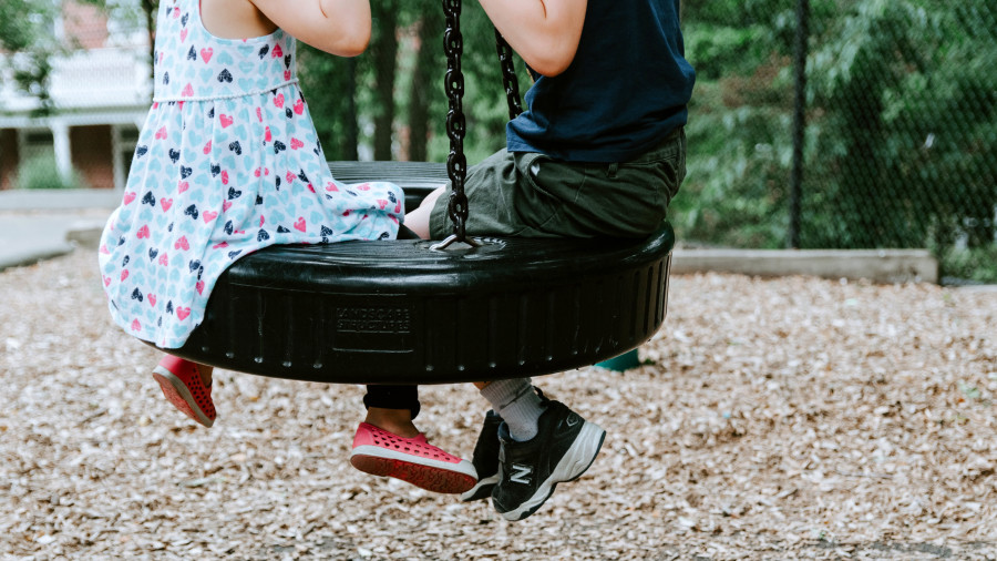 男孩和女孩在轮胎秋千上