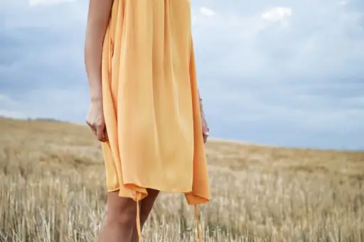 田野里穿着飘逸黄色连衣裙的女人