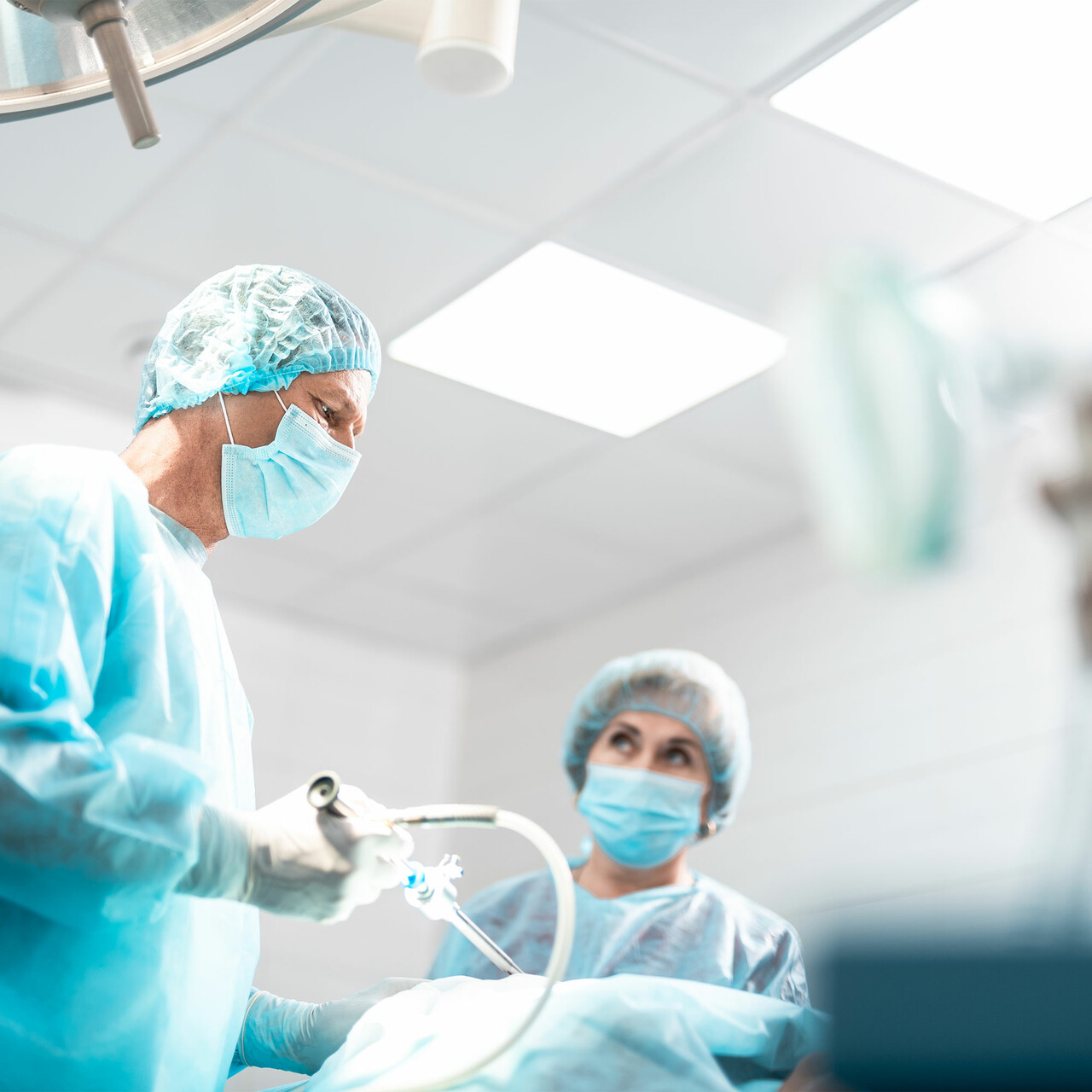 外科医生正在进行腹腔镜手术