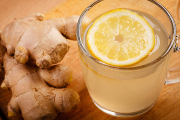 生姜和生姜柠檬茶的玻璃杯。