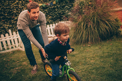 父亲教儿子骑自行车。