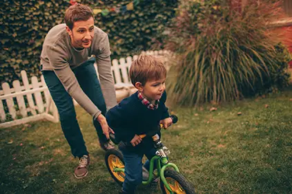 父亲教他的儿子如何骑自行车。