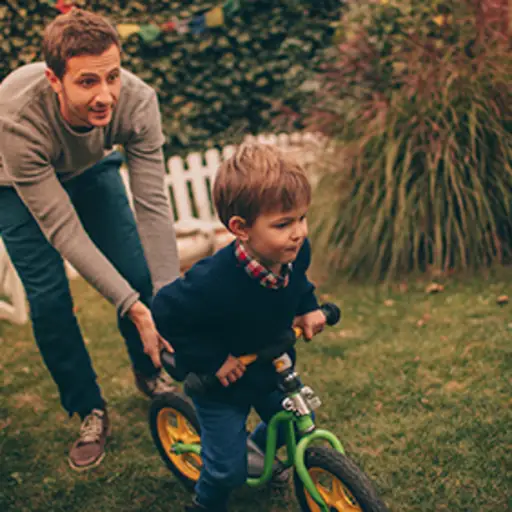 父亲教他的儿子如何骑自行车。