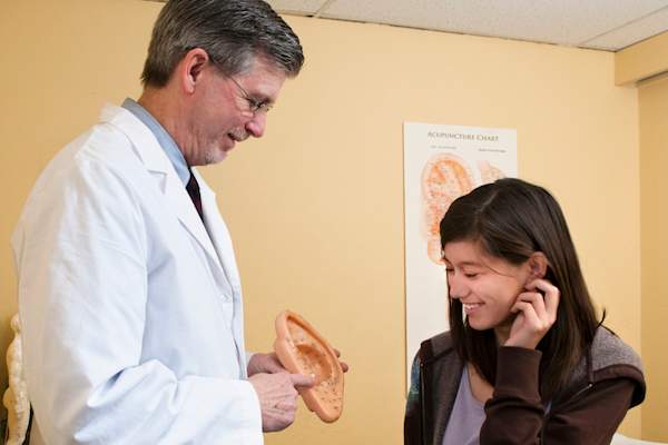 针灸师与患者的咨询。