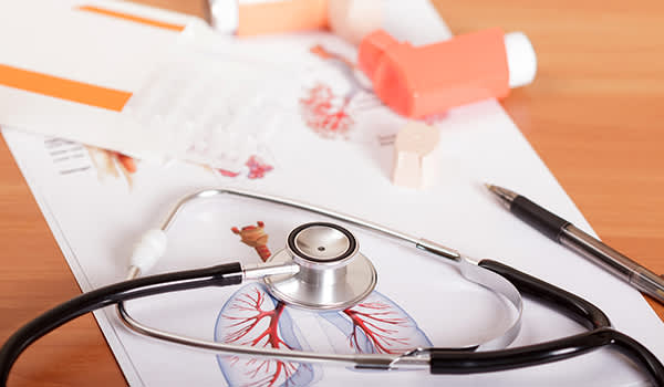 医学听诊器，哮喘病人用的仪器和带有测试结果的纸。