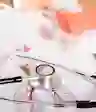 医用听诊器,哮喘装置和有测试结果的纸。