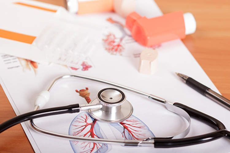 医疗听诊器,哮喘装置和有检查结果的纸。