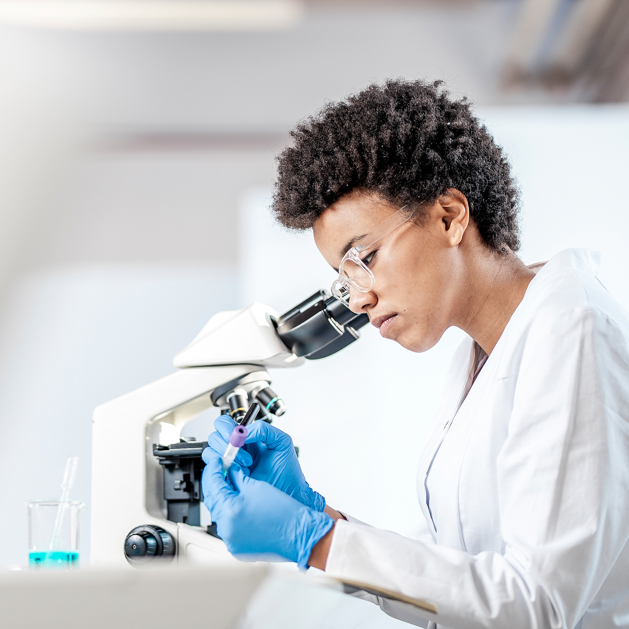 医生在显微镜下观察