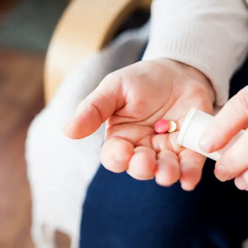 服用药片的资深妇女