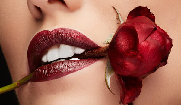 在女人的嘴玫瑰的特写。