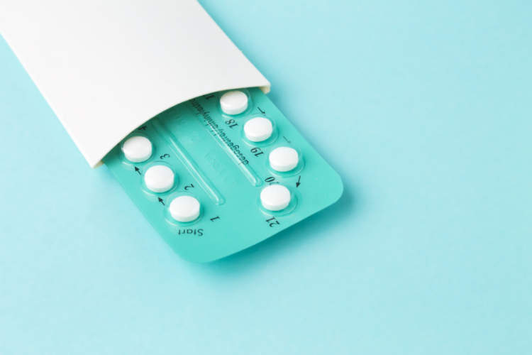 蓝色背景的避孕药