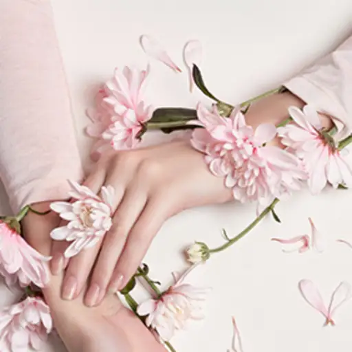女人的手臂穿着粉红色的毛衣，上面有粉红色的花。
