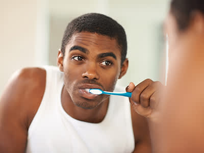男子刷牙。
