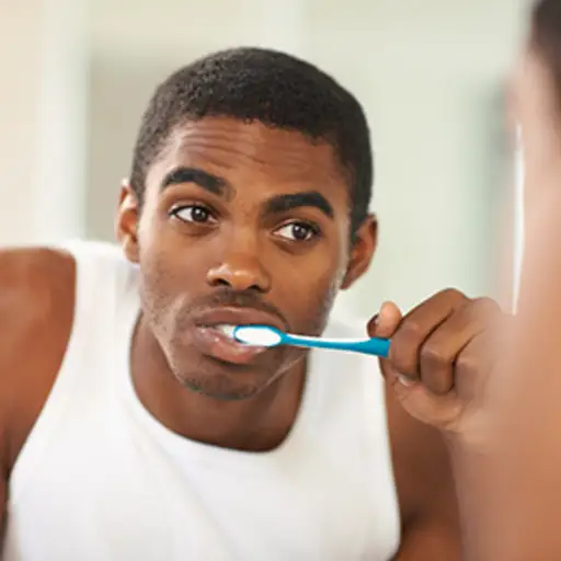 男人在刷牙。