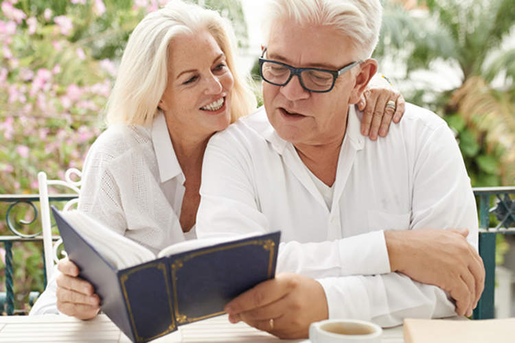 男人和女人在看相册