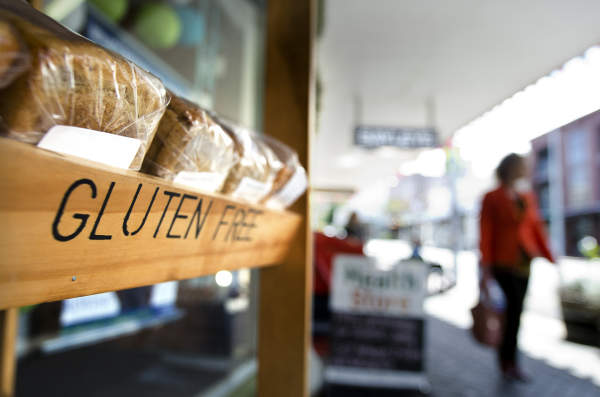 无麸质的面包面前标志在农贸市场