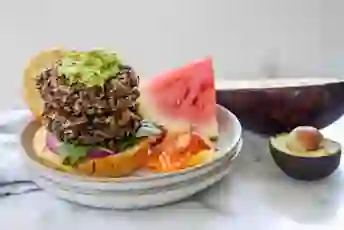 野米和茄子蔬菜汉堡