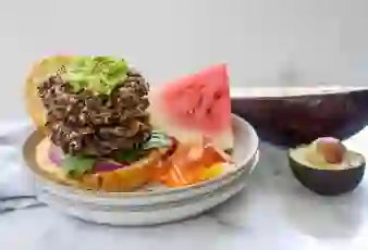 野米和茄子蔬菜汉堡